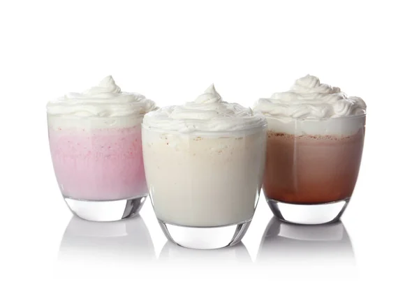 Mléčné koktejly na bílém pozadí — Stock fotografie