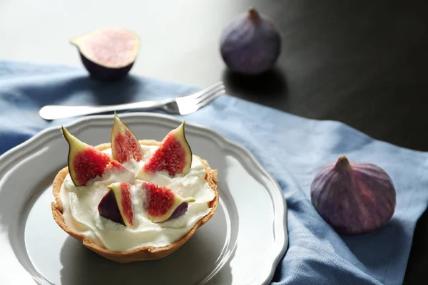 Peçete, closeup incir ile lezzetli kek — Stok fotoğraf