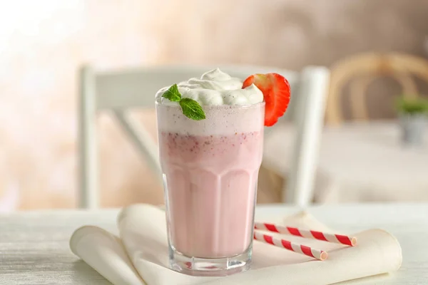 Delicious strawberry milkshake on table, closeup — Stock Photo, Image