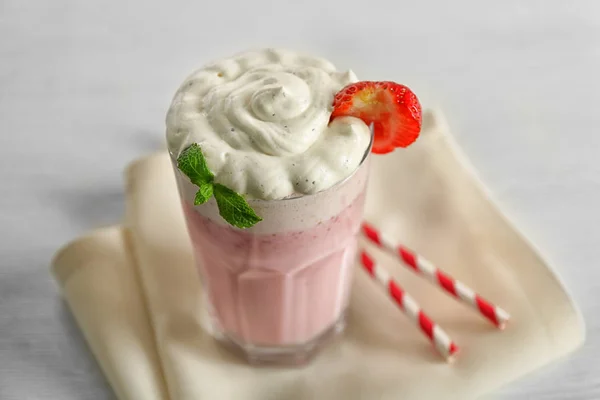 Heerlijke aardbei milkshake op tafel, close-up — Stockfoto