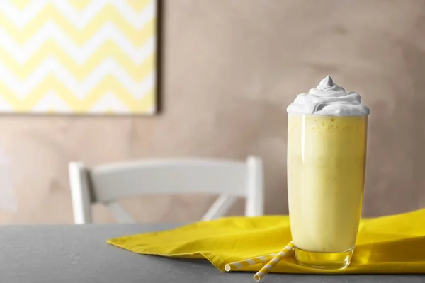 Delicious banana milkshake on table, closeup — Stock Photo, Image