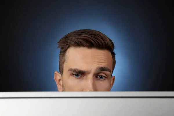 Man zit op computermonitor — Stockfoto