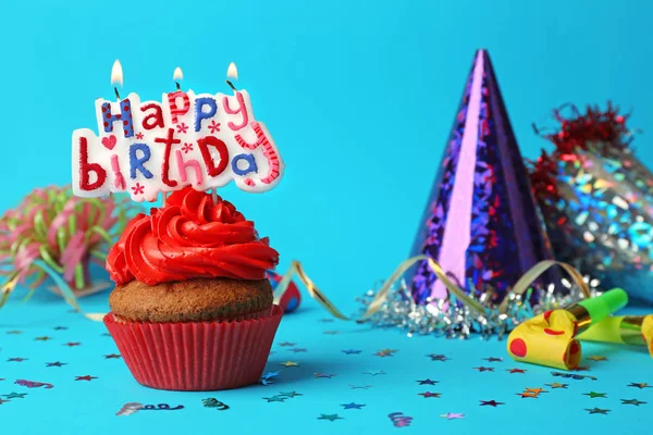 Feliz aniversário cupcake no fundo azul — Fotografia de Stock