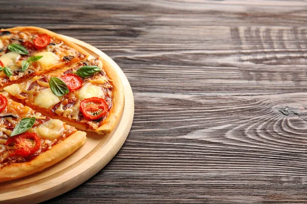 Fresh pizza with tomatoes, cheese and mushrooms on wooden background — Stock Photo, Image