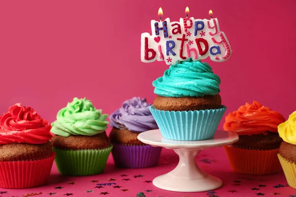 Gelukkige verjaardag cupcake op stand op rode achtergrond — Stockfoto
