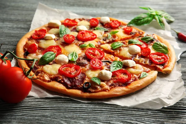 Pizza fresca con pomodori, formaggio e funghi su fondo di legno — Foto Stock