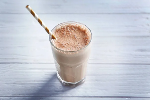 Delicioso batido sobre fondo de madera — Foto de Stock