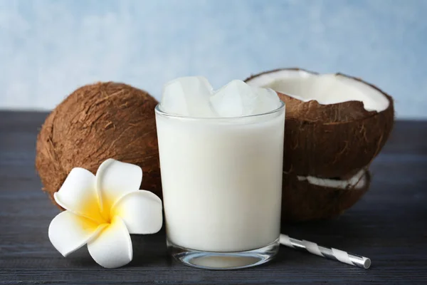 Cocktail with coconuts and plumeria — Stock Photo, Image