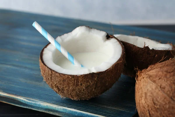 美味的鸡尾酒在椰子，特写 — 图库照片