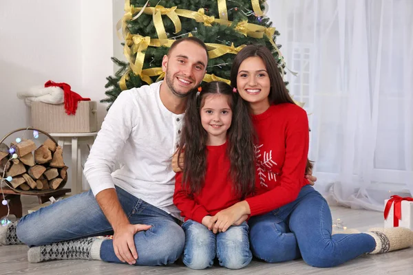 Lycklig familj i vardagsrummet inrett till jul — Stockfoto