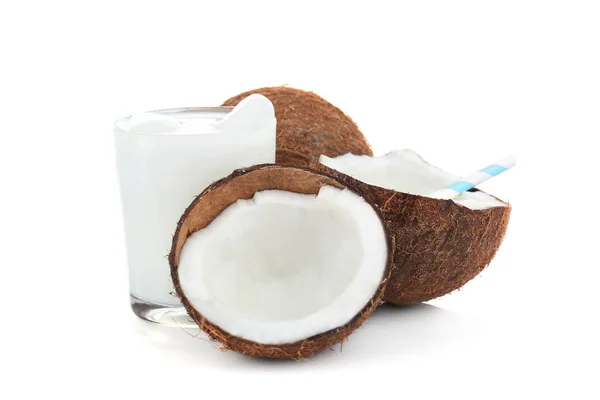 Leckerer Cocktail in Kokosnuss auf weißem Hintergrund — Stockfoto