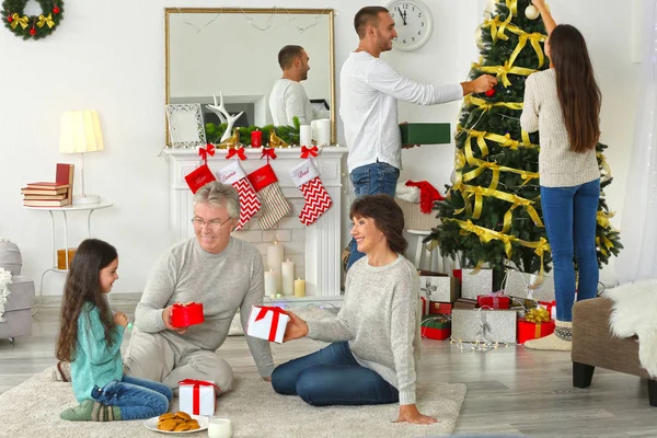 Lycklig familj i vardagsrummet inrett till jul — Stockfoto