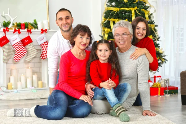 圣诞装饰品客厅里的快乐家庭 — 图库照片
