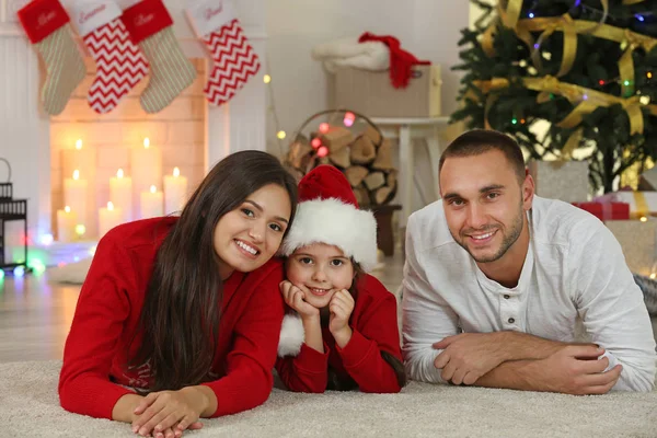 Lycklig familj i vardagsrummet inrett till jul — Stockfoto