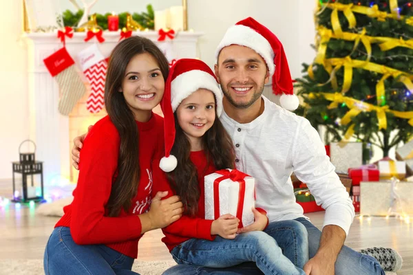 Lycklig familj med jul presenterar i vardagsrum — Stockfoto