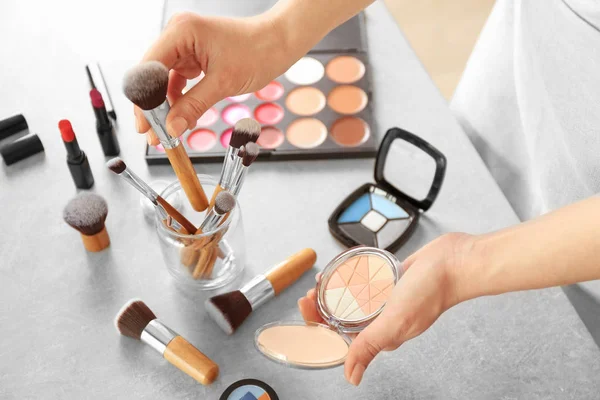 Handen van Visagist met cosmetica — Stockfoto