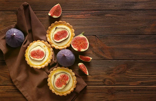 Cakes with figs and fresh fruits — Stock Photo, Image