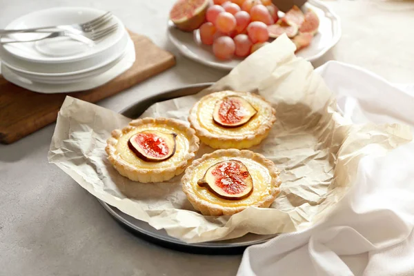 Вкусные торты с инжиром на подносе для выпечки на столе — стоковое фото