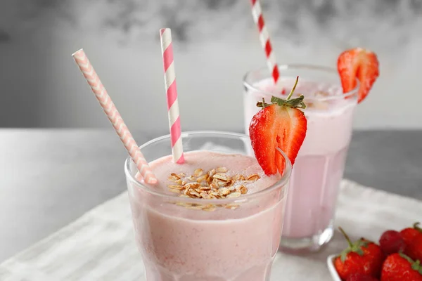 Bicchieri di frullato di fragole saporito con fiocchi su tovagliolo — Foto Stock