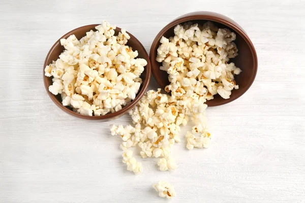 Pop corn in kommen op houten tafel — Stockfoto