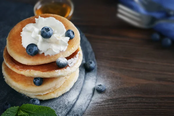 Läckra pannkakor med blåbär — Stockfoto