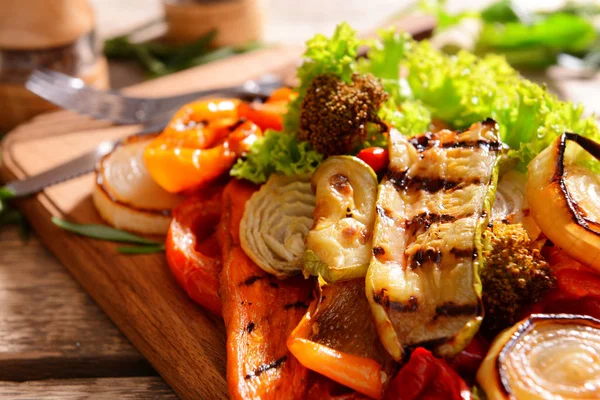 Grilled vegetables on wooden cutting board, closeup — Stock Photo, Image