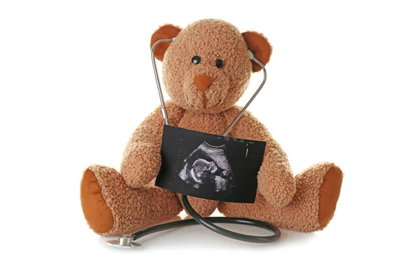 Nallebjörn med ultraljudsundersökning av baby- och stetoskop på vit bakgrund — Stockfoto