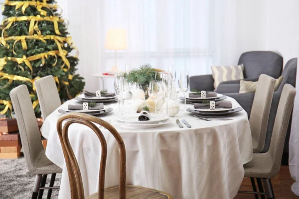 Tisch für Weihnachtsessen im Wohnzimmer — Stockfoto