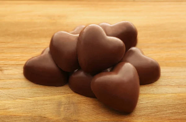 Cuori di cioccolato su sfondo di legno — Foto Stock