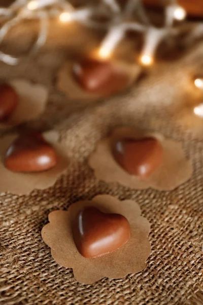 Corações de chocolate no guardanapo de saque, close-up — Fotografia de Stock