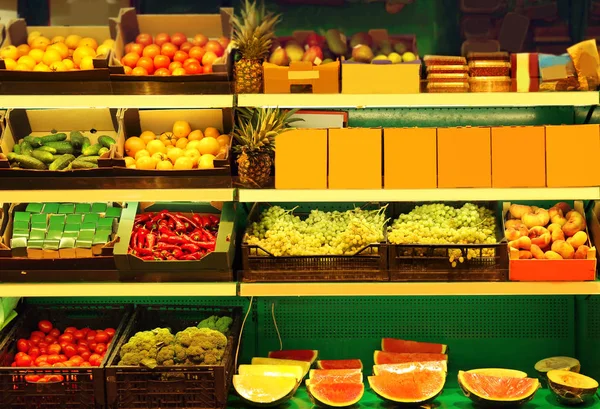 Fresh fruits and vegetables in supermarket — Stock Photo, Image
