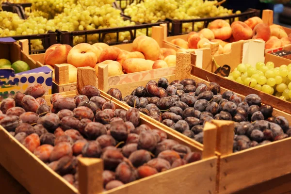 Boxy s čerstvým ovocem v supermarketu — Stock fotografie