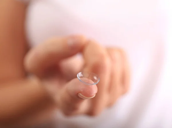 Widok powierzchni soczewek kontaktowych na kobiece palec. Medycyna i wizja koncepcja — Zdjęcie stockowe