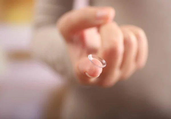 Lente de contacto en el dedo femenino, vista cercana. Concepto de medicina y visión — Foto de Stock