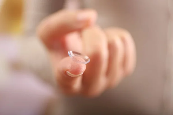 Lente de contacto en el dedo femenino, vista cercana. Concepto de medicina y visión — Foto de Stock