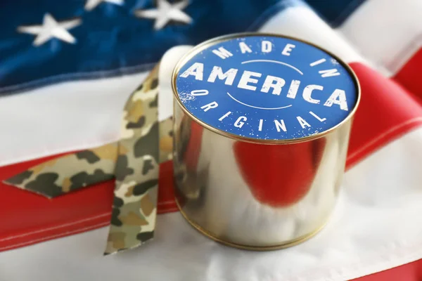 Comida enlatada en bandera americana. Hecho en América —  Fotos de Stock