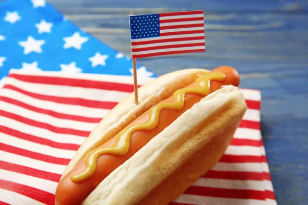 Hot dog con senape e piccola bandiera USA sul tovagliolo — Foto Stock