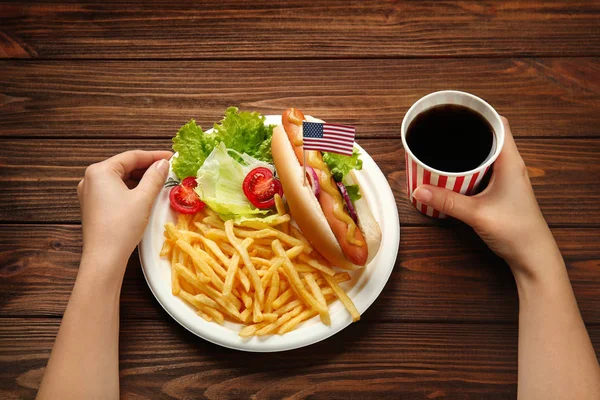 Mãos com hambúrguer, batatas fritas e cola — Fotografia de Stock