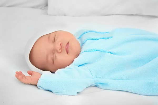 Söt baby sover på sängen — Stockfoto