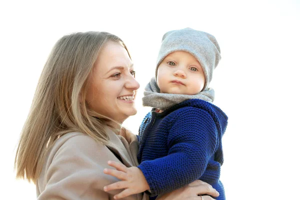 Giovane donna con bambino carino all'aperto — Foto Stock