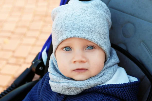 Carino piccolo bambino seduto nel passeggino all'aperto, vista da vicino — Foto Stock