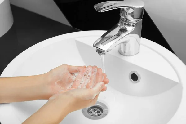 Genç kadın çamaşır ellerini lavaboda, görünümü kapatın — Stok fotoğraf