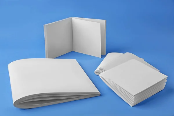 Brochuras em branco sobre fundo azul — Fotografia de Stock
