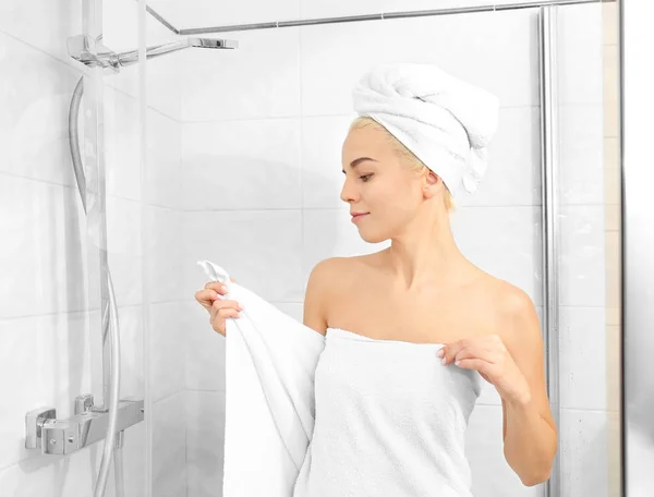 Bella giovane donna in asciugamano andando a doccia — Foto Stock