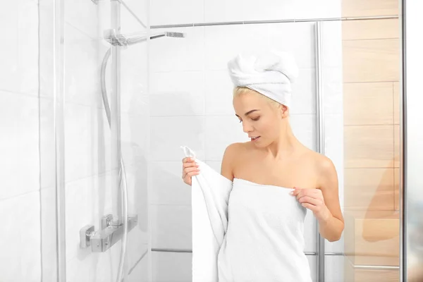 Mulher bonita em toalha indo para o chuveiro — Fotografia de Stock