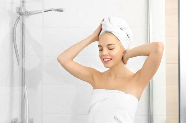 Belle jeune femme en serviette va à la douche — Photo