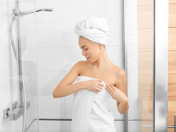 Beautiful young woman in towel going to shower — Stock Photo, Image