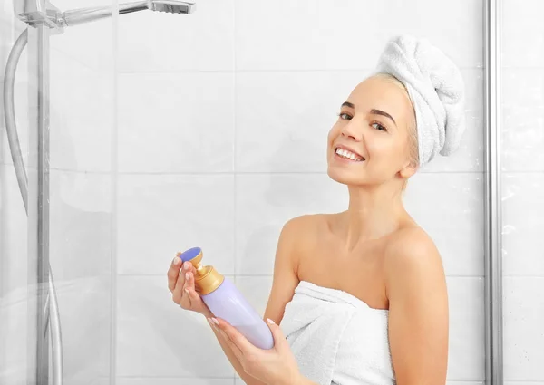 Belle jeune femme en serviette va à la douche — Photo