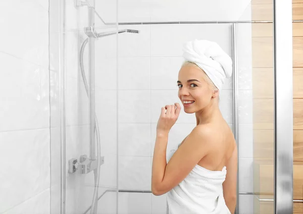 Vacker ung kvinna i handduk ska dusch — Stockfoto