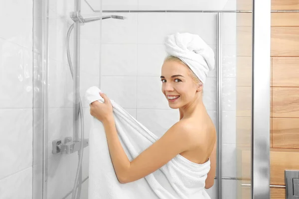 Beautiful young woman in towel going to shower — Stock Photo, Image